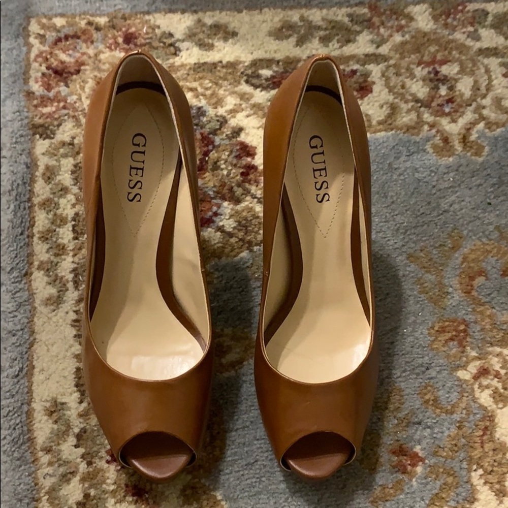 Caramel guess peep toe pumps